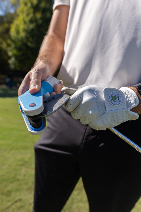 Golfer using Fendo Club Cleaner